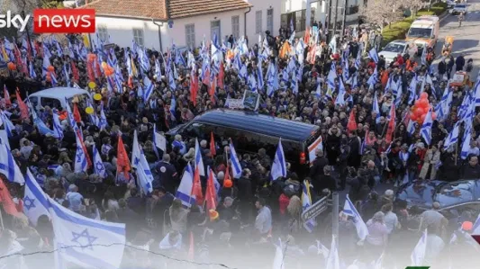 Deseci tisuća ljudi okupili su se duž cesta i autocesta na 60 kilometara dugoj ruti od Rishon LeZiona do groblja, Foto: You Tube, Sky News
