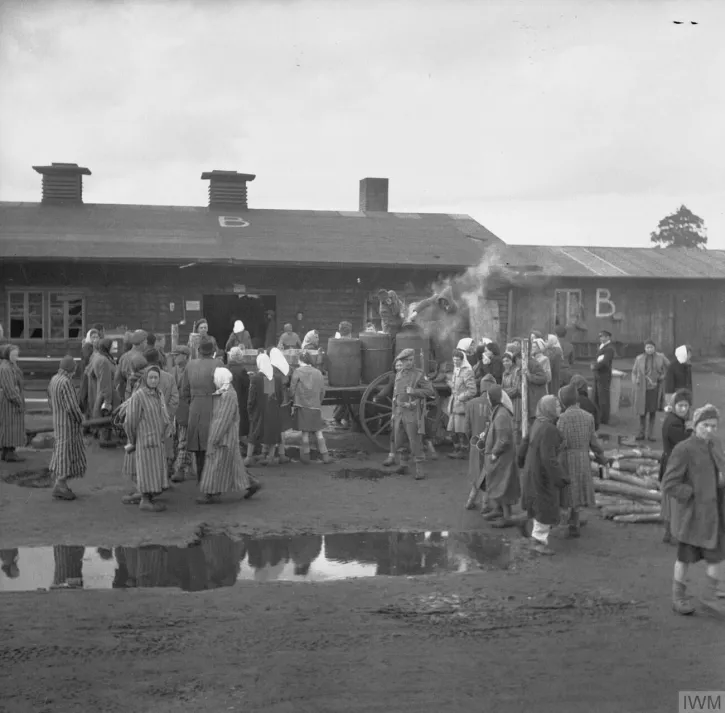 Oslobođenje koncentracijskog logora Belsen u travnju 1945.: Britanski vojnici nadziru distribuciju hrane logora&scaron;ima, Foto: No 5 Army Film & Photographic Unit - Oakes, H (Sgt)